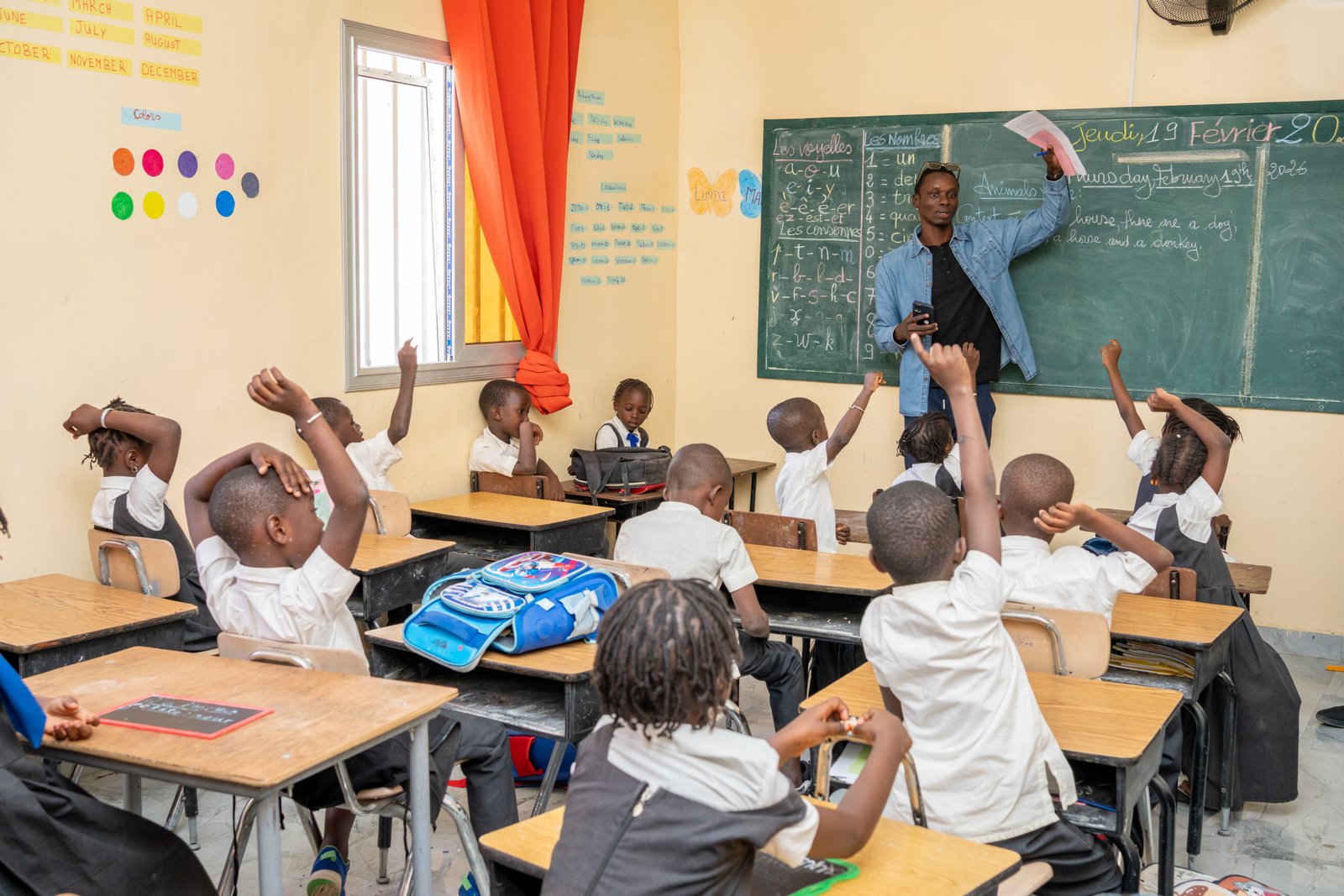 Élèves en cours bilingue, mains levées à la SBA