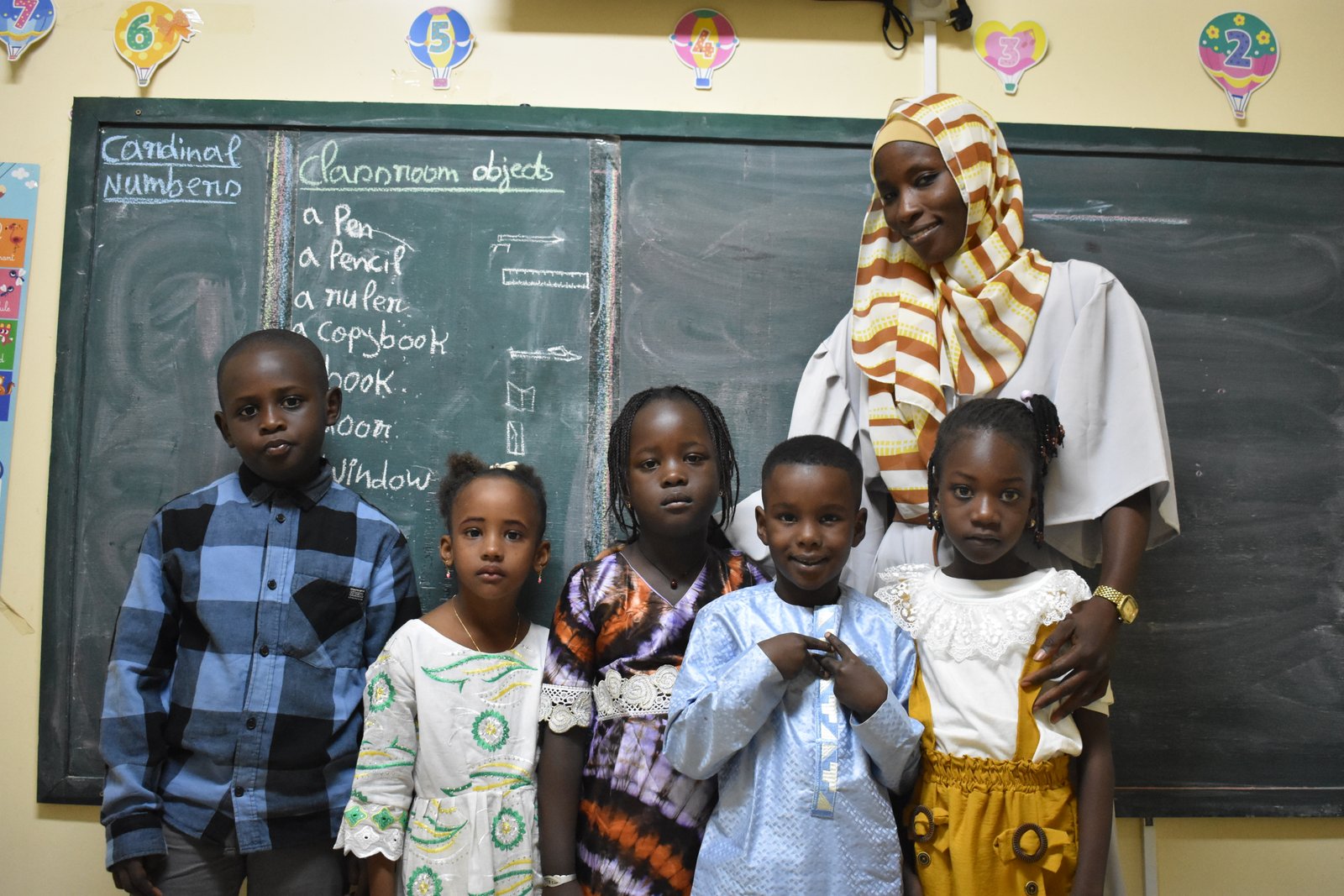 Enseignante avec ses élèves à la Smart Bilingual Academy — leçon bilingue